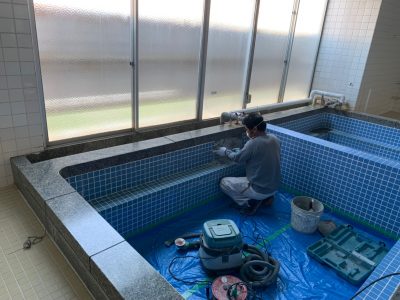 電動スクレパー タイル修繕 作業中 神戸市 トラブラン