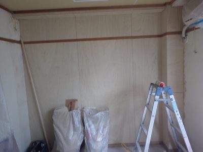 施工中 室内 壁 コンパネ 交換 トラブラン