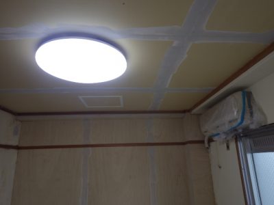 施工中 天井 貼替 コンパネ パテ補修 トラブラン