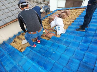 瓦の撤去 雨漏り 屋根修繕 葺き替え工事 トラブラン