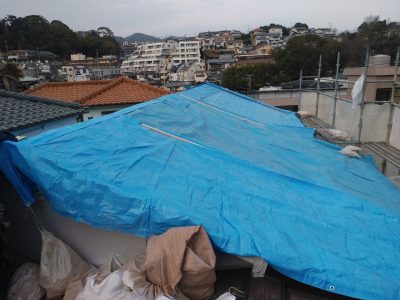 葺き土撤去 瓦屋根修繕 ブルーシート養生 作業中 トラブラン