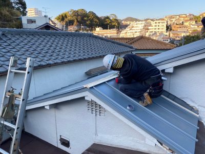 屋根の取付 ガリバリウム 葺き替え 雨仕舞い棟板金 設置中 トラブラン