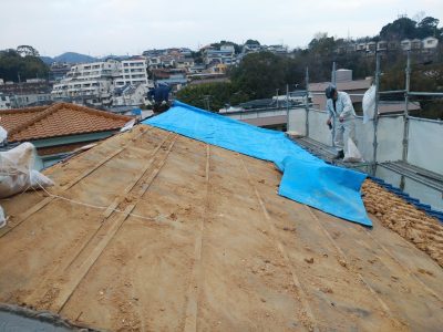 葺き土撤去 瓦屋根修繕 ブルーシート養生 作業中 トラブラン