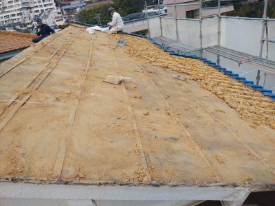 葺き土撤去 瓦屋根修繕 ガルバリウム鋼板 施工 トラブラン