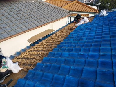 瓦の撤去 雨漏り 屋根修繕 葺き替え工事 トラブラン