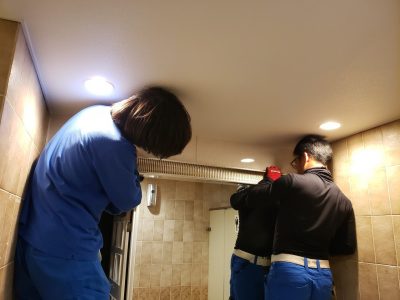 漏水補修 修繕工事 鏡設置 作業中 神戸市 ホテル