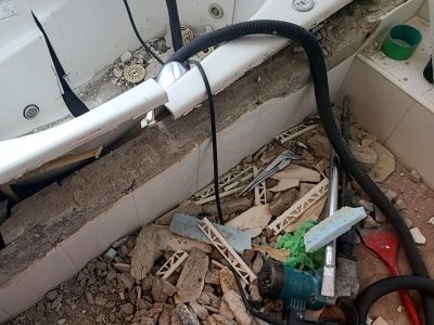 浴槽の撤去 電気カッター 浴室リフォーム タイルカット 神戸市 トラブラン
