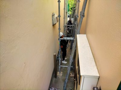 足場 住宅 高所 作業床 足場仮設 配管設置 化粧カバー取付け 神戸市 トラブラン
