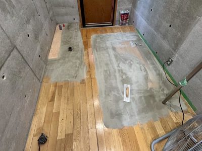 床 リフォーム パテ作業 ユーティリティスペース 愛犬用 神戸市 トラブラン