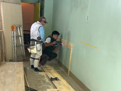 イートインカウンター 設置 作業 店舗 改装工事 ビス打ち 神戸市 トラブラン