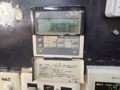 エアコン 天井埋め込み型 店舗 飲食店 交換工事 リモコン 神戸市 トラブラン エアコン 天井埋め込み型 店舗 飲食店 交換工事 リモコン 神戸市 トラブラン