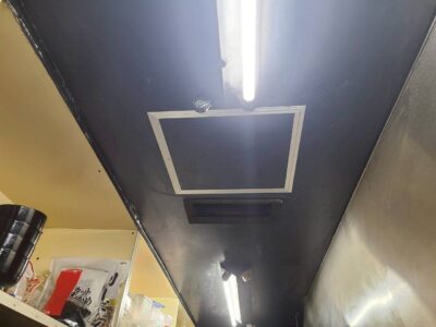 厨房 天井 点検口 空調設備 配線 吹出ユニットキシブルダクト 神戸市 トラブラン 厨房 天井 点検口 空調設備 配線 吹出ユニットキシブルダクト 神戸市 トラブラン